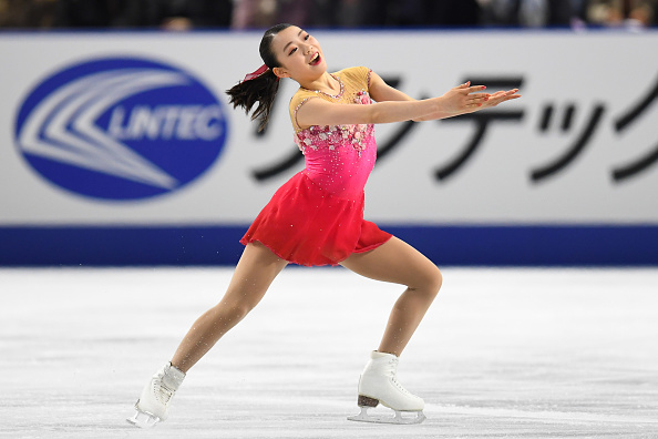 -(Illustration) Rika Kihira du Japon a surpris tout le monde en remportant samedi le Trophée NHK comptant pour le Grand Prix de patinage artistique. Photo de Atsushi Tomura / Getty Images.