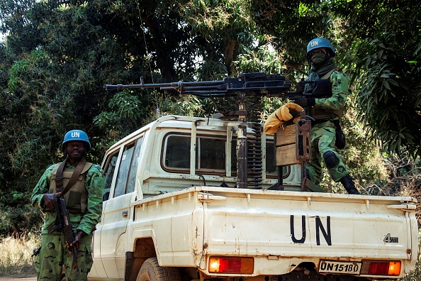 -Des soldats camerounais de la mission de l'ONU surveillent le site. Photo CHARLES BOUESSEL / AFP / Getty Images