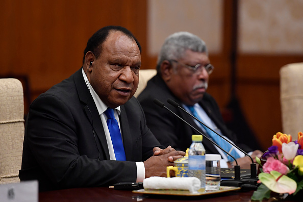 -Le ministre des Affaires étrangères de Papouasie-Nouvelle-Guinée, Rimbink Pato (à gauche), les délégués chinois "ont tenté de faire irruption" dans le bureau du ministre à Port Moresby. Photo NAOHIKO HATTA / AFP / Getty Images.