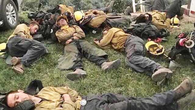 Des pompiers épuisés tombent de sommeil