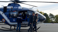 « Gilets jaunes » : Christophe Castaner arrive en hélicoptère sur un point de blocage