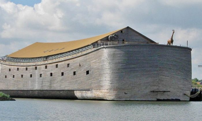 Un charpentier hollandais qui a construit une réplique de l'arche de Noé a déclaré qu'il allait l'expédier en Israël (licence Creative Commons Attribution-Share Alike 3.0 Unported)