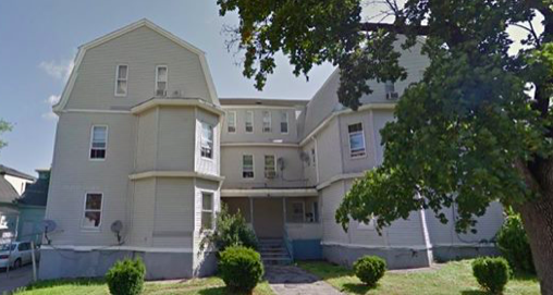 Un pompier est mort après avoir été pris au piège à l'intérieur d'un bâtiment alors qu'il combattait un incendie de cinq alarmes à Worcester, Massachusetts, le matin du 8 décembre. (Google Street View)