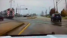 Des images filmées par une caméra de bord montrent un policier en train de braquer violemment pour éviter un train qui arrive