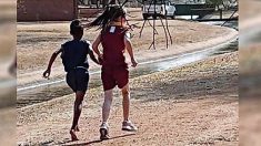 Une enfant de 9 ans renonce à remporter une course pour transporter une compétitrice pieds nus