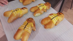 En Alsace, des boulangers réalisent des Mannele… en gilets jaunes