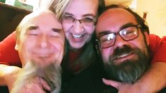 « Un vrai conte de fées » : à 43 ans, il rencontre ses parents biologiques – leur 1er Noël ensemble est rempli d’amour