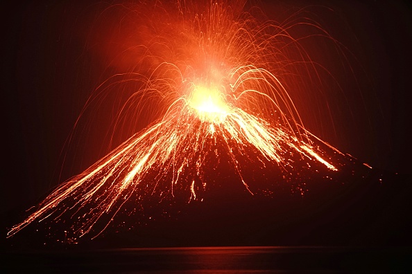 -Un volcan indonésien appelé « l’enfant » du légendaire Krakatoa est entré en éruption le 19 juillet 2018. Un panache de cendres s’élevait très haut dans le ciel alors que la lave en fusion coulait de son sommet. Photo FERDI AWED / AFP / Getty Images.