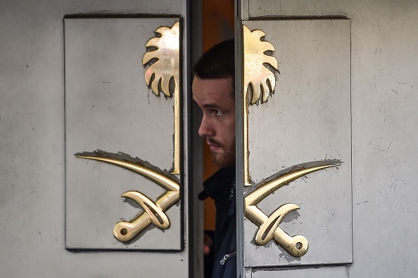 -Un membre des services de sécurité du consulat regarde entre les portes du consulat d'Arabie Saoudite à Istanbul le 12 octobre 2018. L'ambassadeur d'Arabie Saoudite en Grande-Bretagne a fait part de ses préoccupations concernant le sort d'un journaliste qui a disparu après être entré dans son consulat à Istanbul la semaine dernière. Photo OZAN KOSE / AFP / Getty Images.