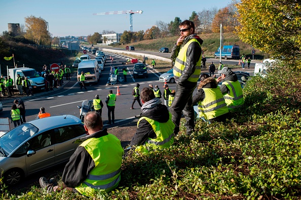 Plusieurs éditions de journaux du groupe Ouest-France n'ont pu être diffusées jeudi. Des manifestants, se réclamant des "gilets jaunes", ont bloqué des camions à la sortie d'une imprimerie du groupe en Loire-Atlantique. (Photo : SEBASTIEN SALOM GOMIS/AFP/Getty Images)