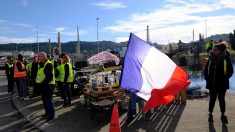 « Gilets jaunes » : « ambiance bon enfant » sur les nombreux blocages sur les routes et autoroutes en France