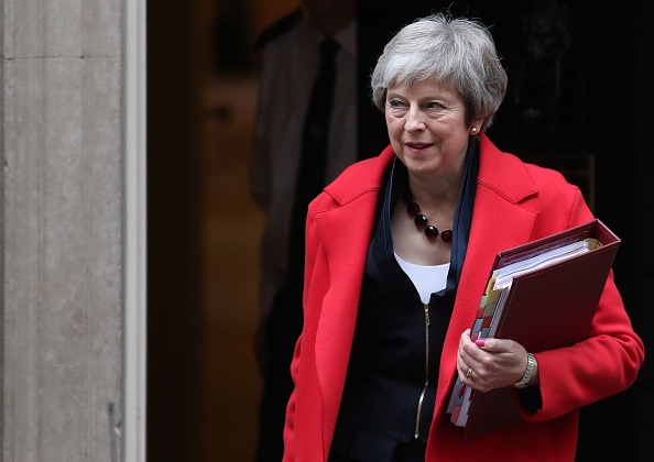 -La première ministre britannique, Theresa May, quitte le 10, Downing Street à Londres, le 28 novembre 2018, en prévision de la session hebdomadaire du Premier ministre à la Chambre des communes. Photo DANIEL LEAL-OLIVAS / AFP / Getty Images.