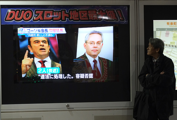-Carlos Ghosn, et son représentant, Greg Kelly, le 30 novembre à Tokyo. Un tribunal de Tokyo, a prolongé la détention de l'ancien chef de Nissan, Carlos Ghosn. Photo KAZUHIRO NOGI / AFP / Getty Images.