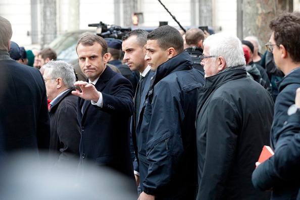 Emmanuel Macron hué par des manifestants.  (Photo : GEOFFROY VAN DER HASSELT/AFP/Getty Images)