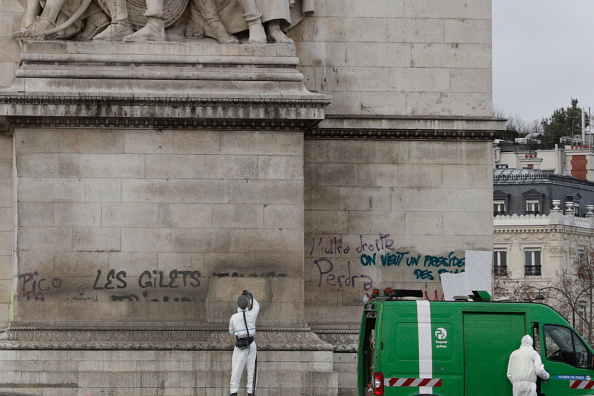 Nettoyage de l'Arc de Triomphe.  (Photo : VAN DER HASSELT/AFP/Getty Images)
