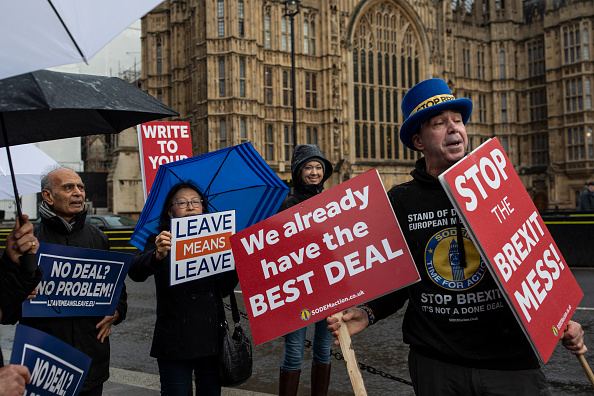 Les militants anti et pro du Brexit devant le Parlement le 03 décembre 2018 à Londres, en Angleterre. Les députés voteront sur l’accord sur le Brexit que Mme May a conclu avec l’Union européenne le 11 décembre. (Photo : Dan Kitwood/Getty Images)