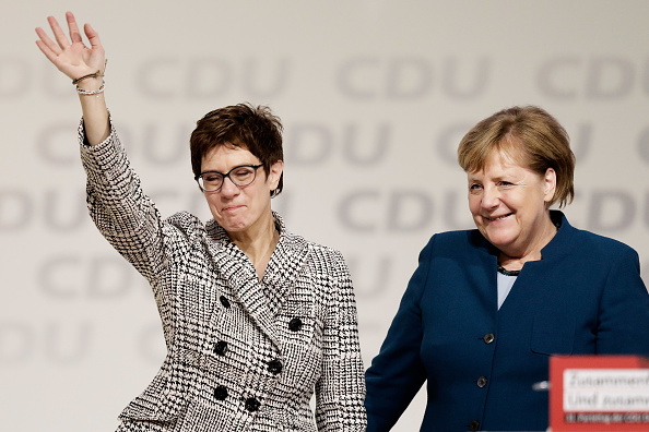-Annegret Kramp-Karrenbauer est félicitée par Angela Merkel après avoir reçu le plus grand nombre de voix pour devenir le prochain chef de la Démocratie chrétienne allemande (CDU) lors d'un congrès fédéral de la CDU le 7 décembre 2018 à Hambourg. Annegret Kramp-Karrenbauer succède à Angela Merkel, qui dirige le parti depuis 18 ans et a annoncé qu'elle céderait la place à un nouveau chef. Photo de Carsten Koall / Getty Images.