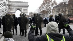 Dans plusieurs villes de France, des « gilets jaunes » à genoux devant les forces de l’ordre