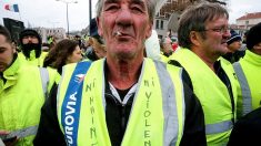 Des images de Gilets Jaunes se dissociant des casseurs et manifestant pacifiquement en France