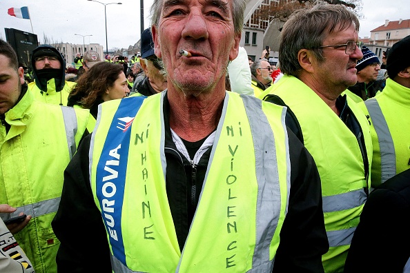 Des manifestants portant des «gilets jaunes» manifestent contre la hausse du coût de la vie à Reims le 8 décembre 2018. (FRANCOIS NASCIMBENI / AFP / Getty Images)