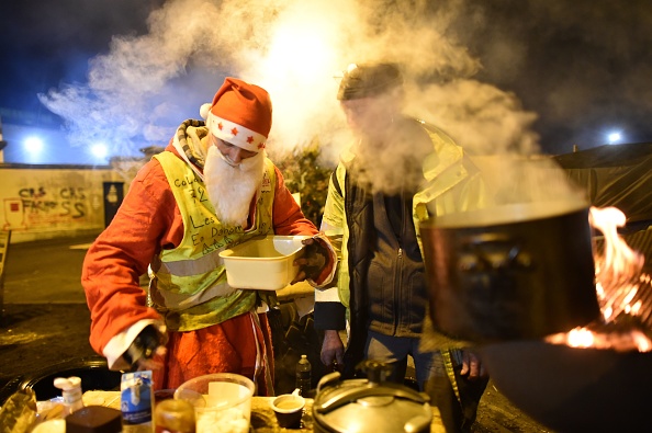 Repas et messe de Noël , des "gilets jaunes" réveillonnent sur leur rond-point.  (Photo : JEAN-FRANCOIS MONIER/AFP/Getty Images)