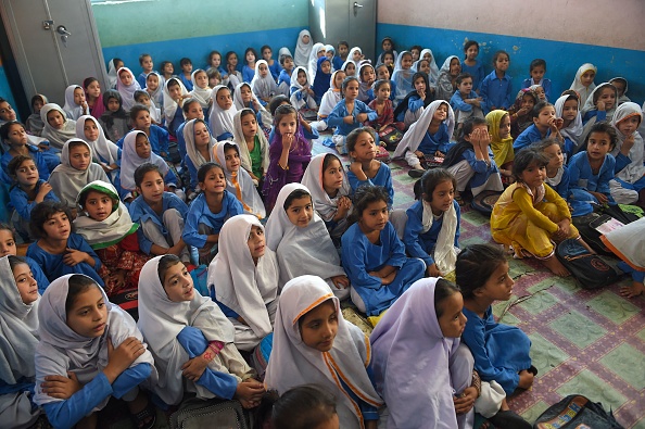 -Sur cette photo prise le 18 septembre 2018, des filles assistent à une classe dans une école de Mingora, une ville de la vallée de Swat. Le Pakistan est sur une bombe à retardement démographique après des années de croissance exponentielle et de taux de fécondité élevés qui ont eu pour résultat une population de 207 millions d'habitants, dont les deux tiers ont moins de 30 ans. Photo à FAROOQ NAEEM / AFP / Getty Images.