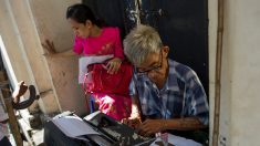 Nettoyeur d’oreilles, écrivain, plombier: les métiers de rue résistent à Rangoun