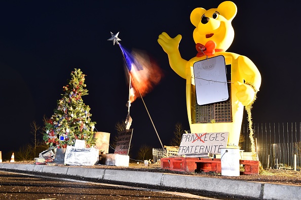 Des "Gilets jaunes" à Bordeaux : "On passe Noël ici !"       (Photo : JEAN-FRANCOIS MONIER/AFP/Getty Images)
