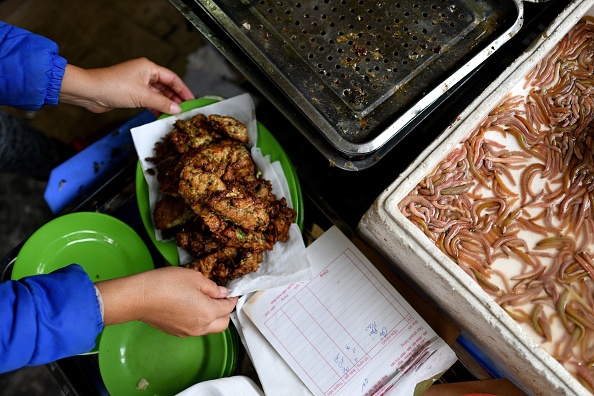 -Les beignets de 'cha ruoi' de Hanoi sont un favori des gastronomes hivernaux dans la capitale vietnamienne, les délices frits ne sont pas pour les fous. Photo de MANAN VATSYAYANA / AFP / Getty Images.