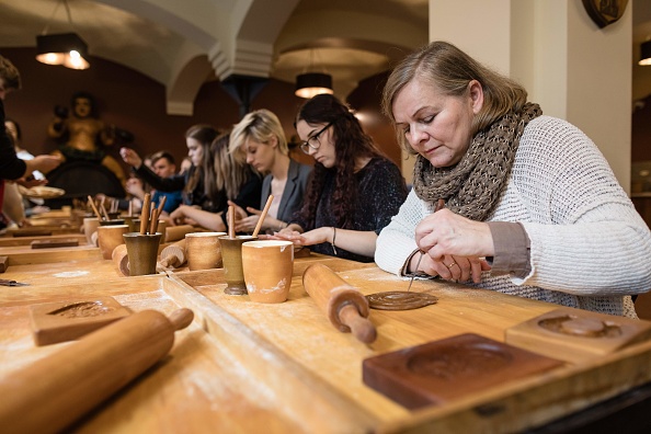 -Les participants participent à un atelier pour apprendre à préparer des gâteaux au pain d'épices traditionnels au Musée du pain d'épices à Torun, en Pologne, le 19 décembre 2018. Photo WOJTEK RADWANSKI / AFP / Getty Images.