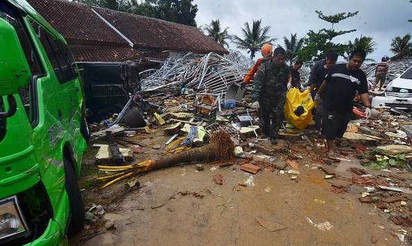 -Le 23 décembre 2018, les sauveteurs retirent le corps d'une victime d'un bâtiment endommagé à Carita, après que le secteur ait été touché par un tsunami à la suite de l'éruption du volcan Anak Krakatoa. Photo de RONALD / AFP / Getty Images.