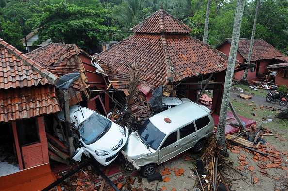 -Des bâtiments et des voitures endommagées sont vus à Anyer, Serang, le 23 décembre 2018, après que la région ait été touchée par un tsunami le 22 décembre à la suite de l'éruption du volcan Anak Krakatoa. Photo DASRIL ROSZANDI / AFP / Getty Images.