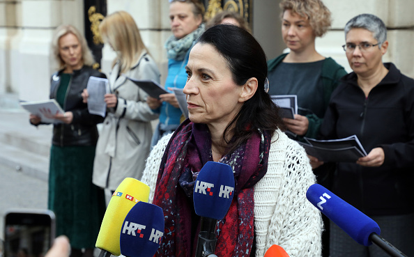 -Les militantes de l'association de femmes Roda se sont rassemblées devant le Parlement croate à Zagreb le 19 octobre 2018 dans le cadre de la campagne "Arrêtons le silence" pour lire des témoignages de femmes sur les procédures d'accouchement traumatisant et gynécologiques dans des hôpitaux croates. Une vague de témoignages #MeToo relatant les expériences traumatisantes vécues par les femmes dans les hôpitaux se répercute à travers les Balkans. Photo should read -/AFP/Getty Images.