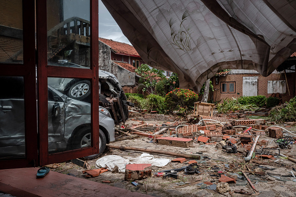 -Des voitures endommagées sont les unes sur les autres, un bâtiment endommagé après avoir été touchée par le tsunami dans un hôtel de villégiature le 24 décembre 2018 à Carita, en province de Banten, Indonésie. Photo de Ulet Ifansasti / Getty Images.