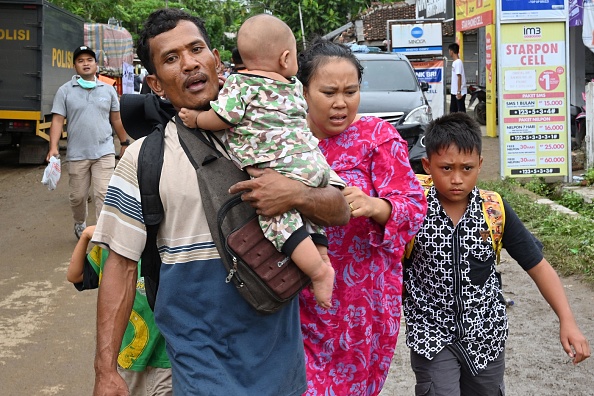 -Des habitants évacuent vers les hauteurs à la suite de rumeurs concernant un nouveau tsunami à Sumur, Pandeglang, province de Banten, le 25 décembre 2018. Photo ADEK BERRY / AFP / Getty Images.