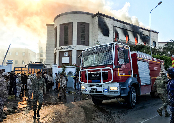 -Le 25 décembre 2018 un camion de pompier et des agents de la sécurité sur les lieux d'un attentat devant le siège du ministère des Affaires étrangères libyen dans la capitale Tripoli. Photo MAHMUD TURKIA / AFP / Getty Images.