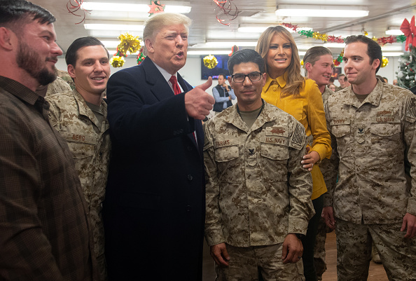 -Le président américain Donald Trump et la première dame, Melania Trump, accueillent les membres de l'armée américaine lors d'une visite non annoncée à la base aérienne Al Asad en Irak le 26 décembre 2018. Photo de SAUL LOEB / AFP / Getty Images.