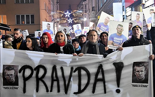 -Plusieurs centaines de citoyens de Sarajevo, dont certains tenant une banderole portant l'inscription "Justice", se rassemblent dans la nuit du 30 décembre 2018 dans le centre-ville pour manifester leur solidarité avec les manifestants de la ville de Banja Luka, dans le nord-ouest du pays, contre une police et un système judiciaire lents et corrompus. Photo ELVIS BARUKCIC/AFP/Getty Images.