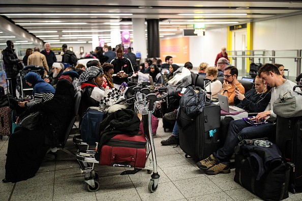 Les passagers attendent avec leurs bagages dans le terminal sud de l'aéroport de Londres Gatwick après la reprise des vols le 21 décembre 2018, à Londres. Les autorités de Gatwick ont rouvert la piste après que des drones eurent été aperçus au-dessus de l'aéroport dans la nuit du 19 décembre. La fermeture provoqua une série de retards et de détournements dans la perspective de l'évasion de Noël, dans laquelle les autorités ont appelé un "acte délibéré" perturber l'aéroport. La police continue ses recherches pour les opérateurs de drones responsables. (Photo : Jack Taylor/Getty Images)