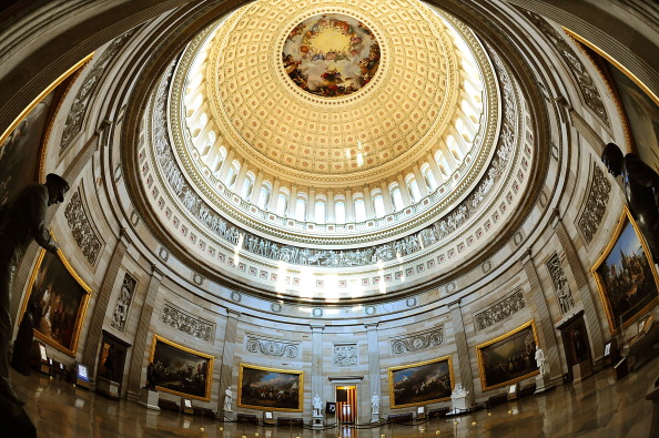 -La rotonde du Capitole des États-Unis est sur la colline du Capitole à Washington, DC. Le cercueil de George H. W. Bush sera exposé en chapelle ardente sous la coupole du Capitole à partir de lundi soir. Photo KAREN BLEIER / AFP / Getty Images.