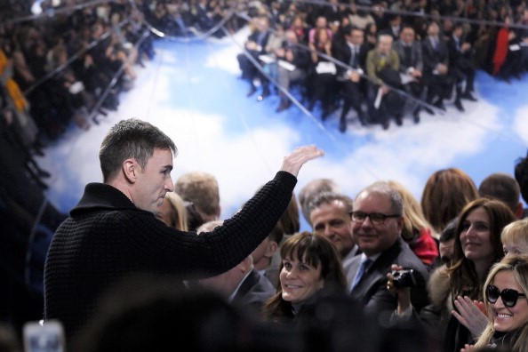 -Le créateur de mode belge Raf Simons remercie le public lors du salon de la collection prêt-à-porter automne-hiver 2013-2014, le 1er mars 2013 à Paris. Photo FRANCOIS GUILLOT / AFP / Getty Images.