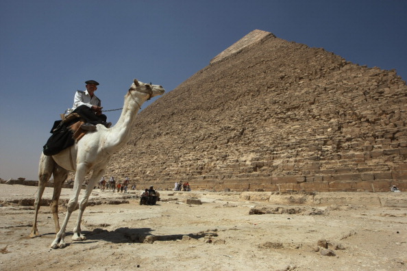 Un policier à dos de chameau surveille les pyramides de Khéops sur le plateau de Gizeh, à la périphérie du Caire. (Photo : CRIS BOURONCLE/AFP/Getty Images)