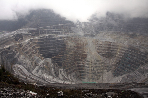-Une vue générale du complexe minier Grasberg de Freeport McMoRan, l'une des plus grandes mines d'or et de cuivre du monde situées dans l'Indonésie éloignée de Papouasie. Photo OLIVIA RONDONUWU / AFP / Getty Images.