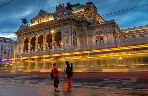 -L'Opéra d'État de Vienne est un opéra historique remontant au milieu du 19ème siècle. Il s'appelait à l'origine l'Opéra de Vienne, mais en 1920, avec le remplacement de la monarchie des Habsbourg par la Première République d'Autriche, il fut renommé Opéra d'État de Vienne. Photo JOE KLAMAR / AFP / Getty Images.