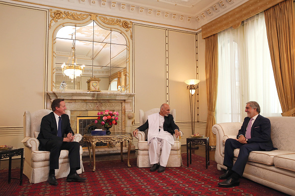 -Illustration- Le président Ashraf Ghani et le chef de la direction, Abdullah Abdullah, lors d'une réunion trilatérale au palais présidentiel le 3 octobre 2014 à Kaboul, en Afghanistan. Photo de Dan Kitwood - Pool / Getty Images.