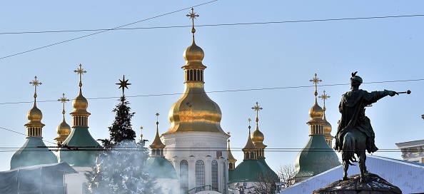 -Une vue de la cathédrale Sainte-Sophie dans le centre de la capitale ukrainienne, Kiev. Photo SERGEI SUPINSKY / AFP / Getty Images.