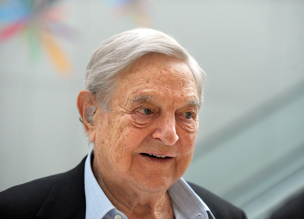 George Soros, un spéculateur philanthrope de 88 ans, est souvent la cible à travers la planète de certains dirigeants qui l'accusent de comploter contre leur pays par le biais d'ONG qu'il finance.(Photo : ERIC PIERMONT/AFP/Getty Images)