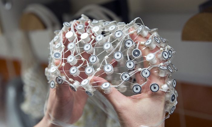 Une photo de dossier d'une capsule d'électroencéphalogramme (EEG) utilisée pour étudier l'activité cérébrale. (Oli Scarff/Getty Images)
