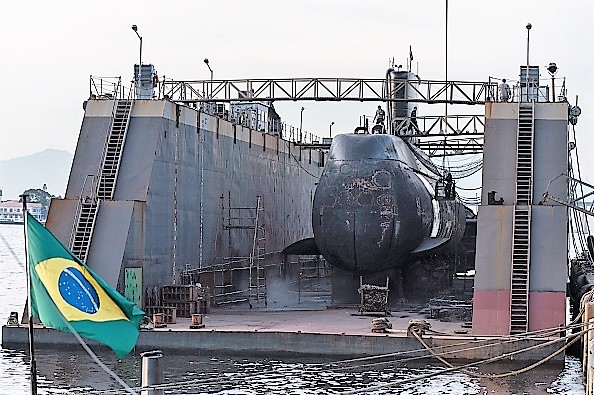 -La marine brésilienne protègera 8500 km de son littoral et de riches ressources sous-marines cachées telles que le pétrole et les minéraux et commence actuellement la construction de quatre sous-marins conventionnels et le premier sous-marin nucléaire qui remplacera les cinq actuels, dans le cadre du projet de 23 milliards USD organisé en partenariat avec la France. Photo YASUYOSHI CHIBA / AFP / Getty Images.