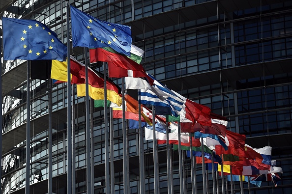 Des drapeaux européens flottent devant le Parlement européen à Strasbourg. (Photo : FREDERICK FLORIN/AFP/Getty Images)